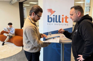 Kevin Hoste, uitbater van het Billit Helpcenter in Sint-Niklaas, in gesprek met ondernemers. In de achtergrond dringt iemand ven een kop koffie