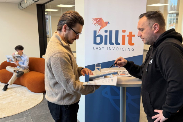 Kevin Hoste, uitbater van het Billit Helpcenter in Sint-Niklaas, in gesprek met ondernemers. In de achtergrond dringt iemand ven een kop koffie