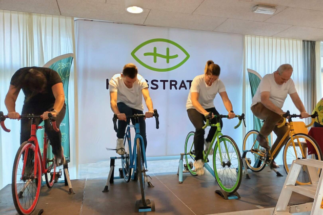 Personeel Coöperatie Hoogstraten verzamelt fietskilometers voor nieuwe duofiets in woonzorgcentrum