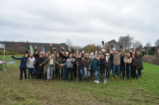 Personeelsleden AstraZeneca planten voor derde jaar op rij bomen