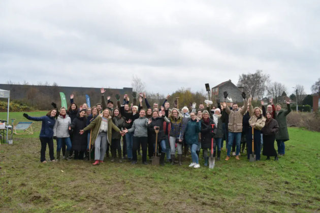 Personeelsleden AstraZeneca planten voor derde jaar op rij bomen