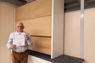 Vanbot Frank Verdonck bij kast met gepatenteerd systeem (002)