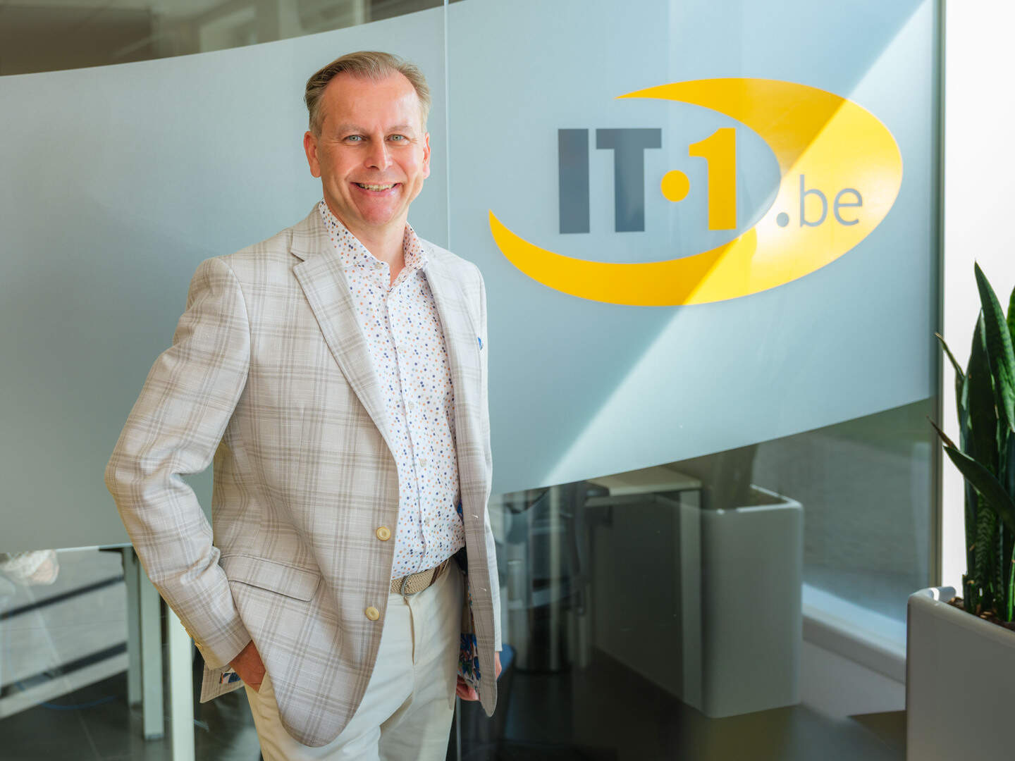 Mario (50) zoekt veiligheidslekken bij bedrijven: “Heel veel mensen klikken op mijn valse phishing-m