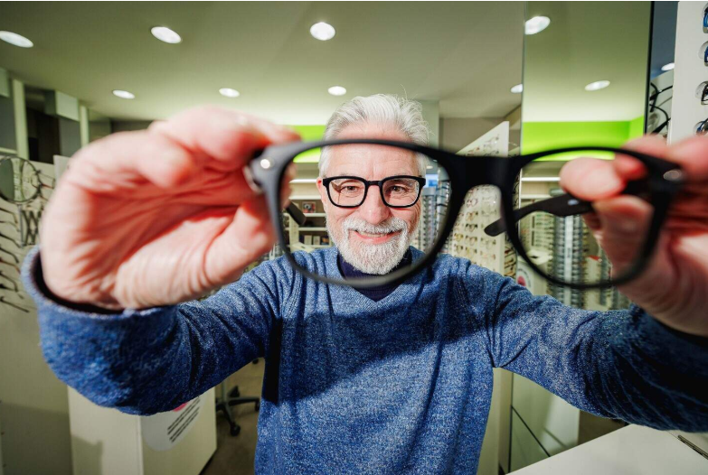 Den Brillenman opent tweedehandswinkel in hartje Mechelen: “Elke bril kost hier 89 euro, zelfs een A