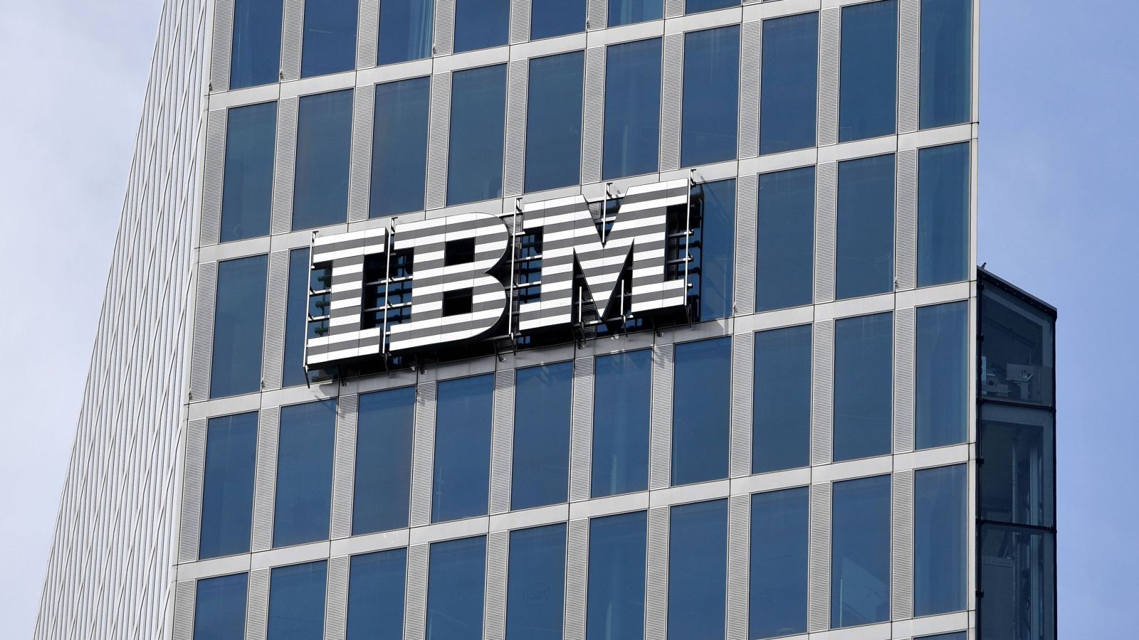 IBM Logo Schriftzug Firmenlogo an einer Hochhausfassade Die International Business Machines Corpora