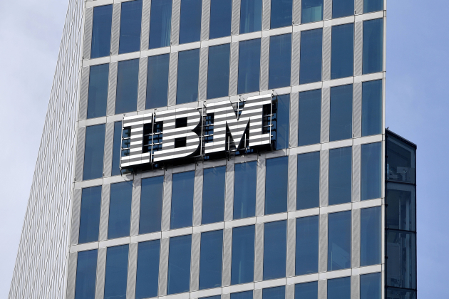 IBM Logo Schriftzug Firmenlogo an einer Hochhausfassade Die International Business Machines Corpora