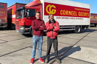 Kenneth Geerts met een van zijn chauffeurs