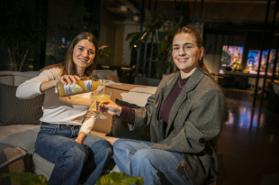 Marie Claessens (rechts) begon met The Mocktail Club omdat ze zelf intolerant is voor alcohol