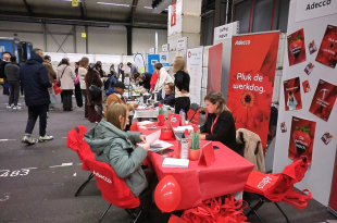 Met meer dan 800 bezoekers was de jobbeurs in een hal van Coöperatie Hoogstraten een groot succes
