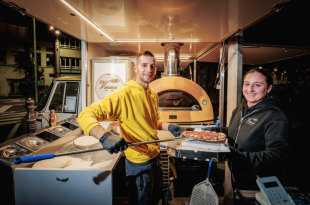 Mattia Reho en Silvia D’Aversa ruilen hun foodtruck na 2,5 jaar voor een pizzeria in de binnenstad.