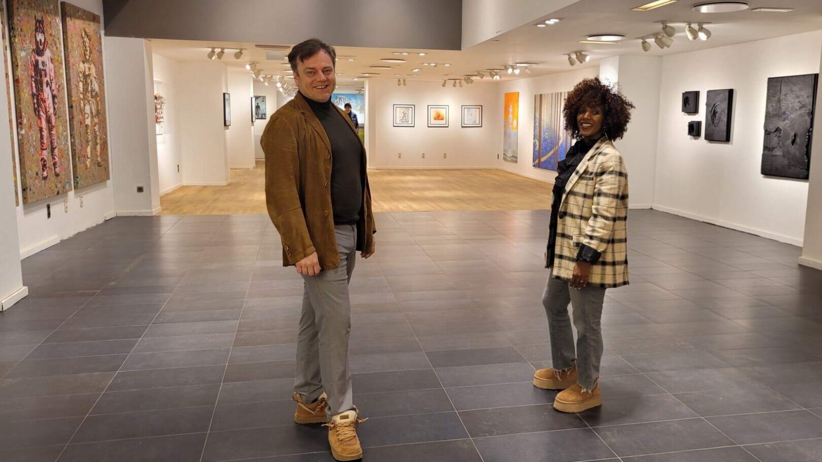 Rouben en Fatija in hun nieuwe galerie in de Gasthuisstraat