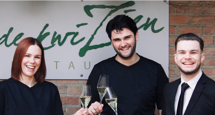 Stoelendans achter potten van Hasseltse horeca