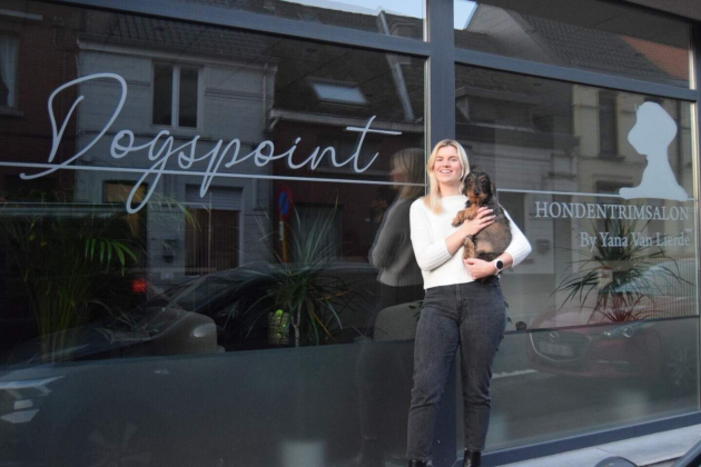 Yana Van Lierde met haar ruwharige teckel Yoshi bij haar trimsalon Dogspoint in de Meire_