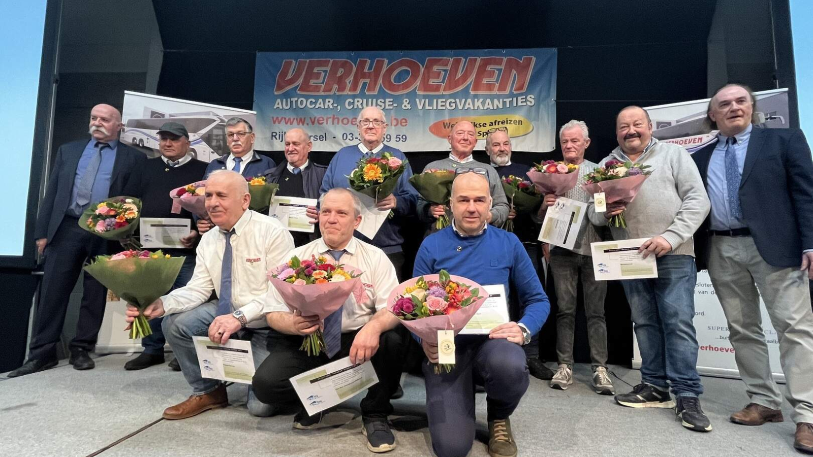 twee chauffeurs van busbedrijf uit Rijkevorsel krijgen ‘platina stuur’ uitgereikt