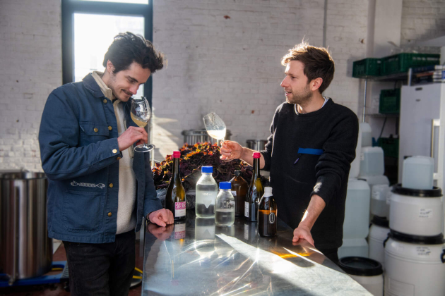 Alexander en Ruben proeven nog enkele stalen