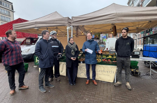 De koeriers van Urbike brengen de voedseloverschotten van de handelaars naar sociale organisaties en scholen_
