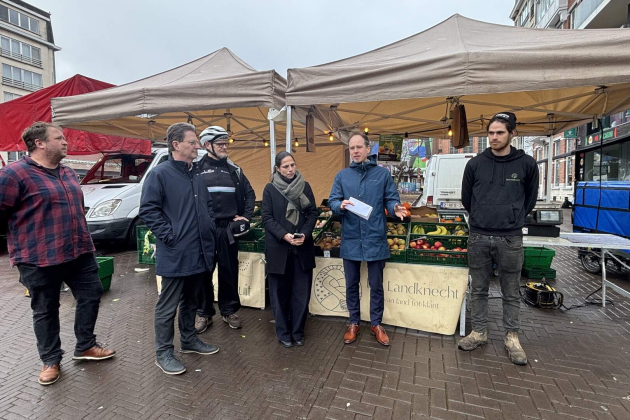 De koeriers van Urbike brengen de voedseloverschotten van de handelaars naar sociale organisaties en scholen_