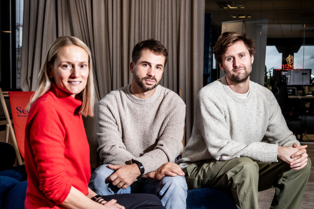 Gilles Mattelin (links) Jorn Vanysacker (zittend) en Julie Capiau