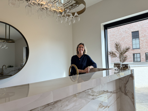 Jasmine Tegenbos, zaakvoerster van Decimmo Vastgoed.