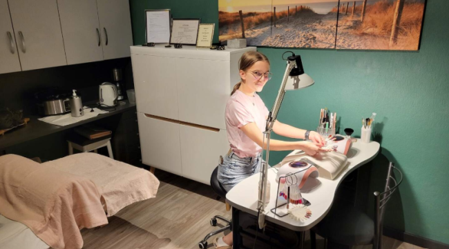 Lore Peeters is nog maar 18, maar combineert haar werk als model nu met een eigen schoonheidssalon.