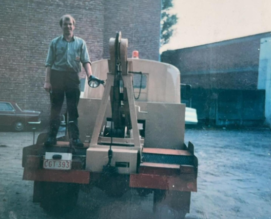 Marcel Viaene met zijn eerste takelwagen