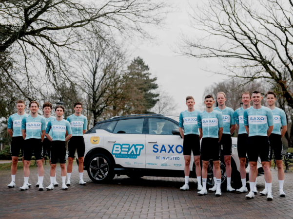 Via een partnerschap tussen Saxo België en BEAT Cycling Club verschijnt de online beleggingsbank voor het eerst in een decennium opnieuw op het wielershirt van een professionele wielerploeg.