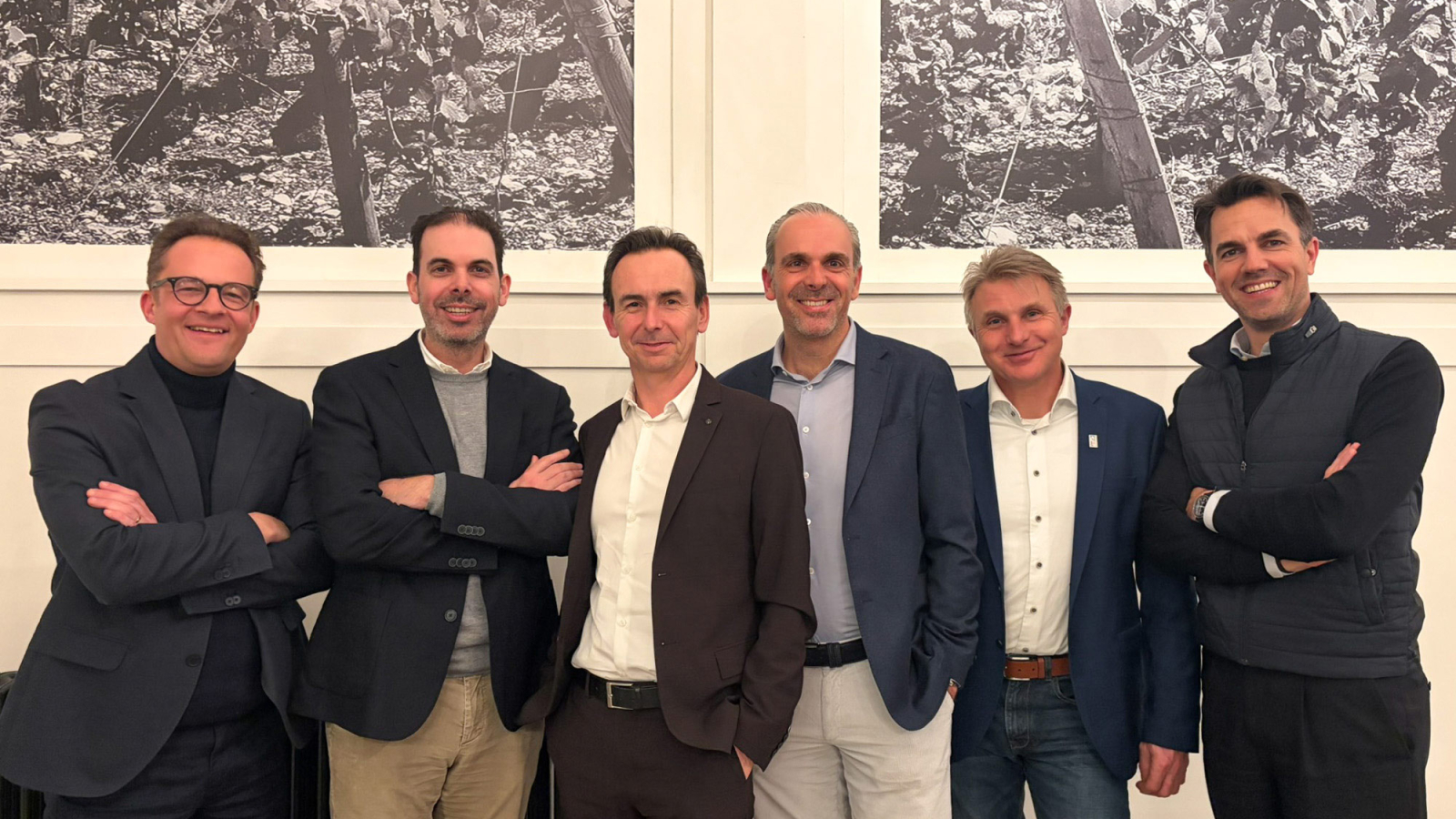 Strategische fusie VanRoey en Dynamate_vnlr Jan Camerlynck (Sofindev) Olivier Christiaens (Dynamate) Joachim Lauwers (VanRoey) Alexander Christiaens (Dynamate) Pat Va