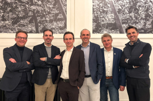 Strategische fusie VanRoey en Dynamate_vnlr Jan Camerlynck (Sofindev), Olivier Christiaens (Dynamate), Joachim Lauwers (VanRoey), Alexander Christiaens (Dynamate), Pat Van Ro