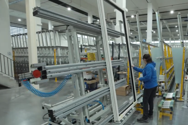 Willy Naessens Alu, een dochterbedrijf van de Willy Naessens group met een aanbod van ramen, deuren en schuiframen, ontving het factory-of-the-futurelabel