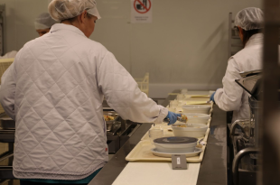 De keuken van Ziekenhuis Geel heeft de afgelopen twee jaar een opmerkelijke vooruitgang geboekt in de strijd tegen voedselverspilling.