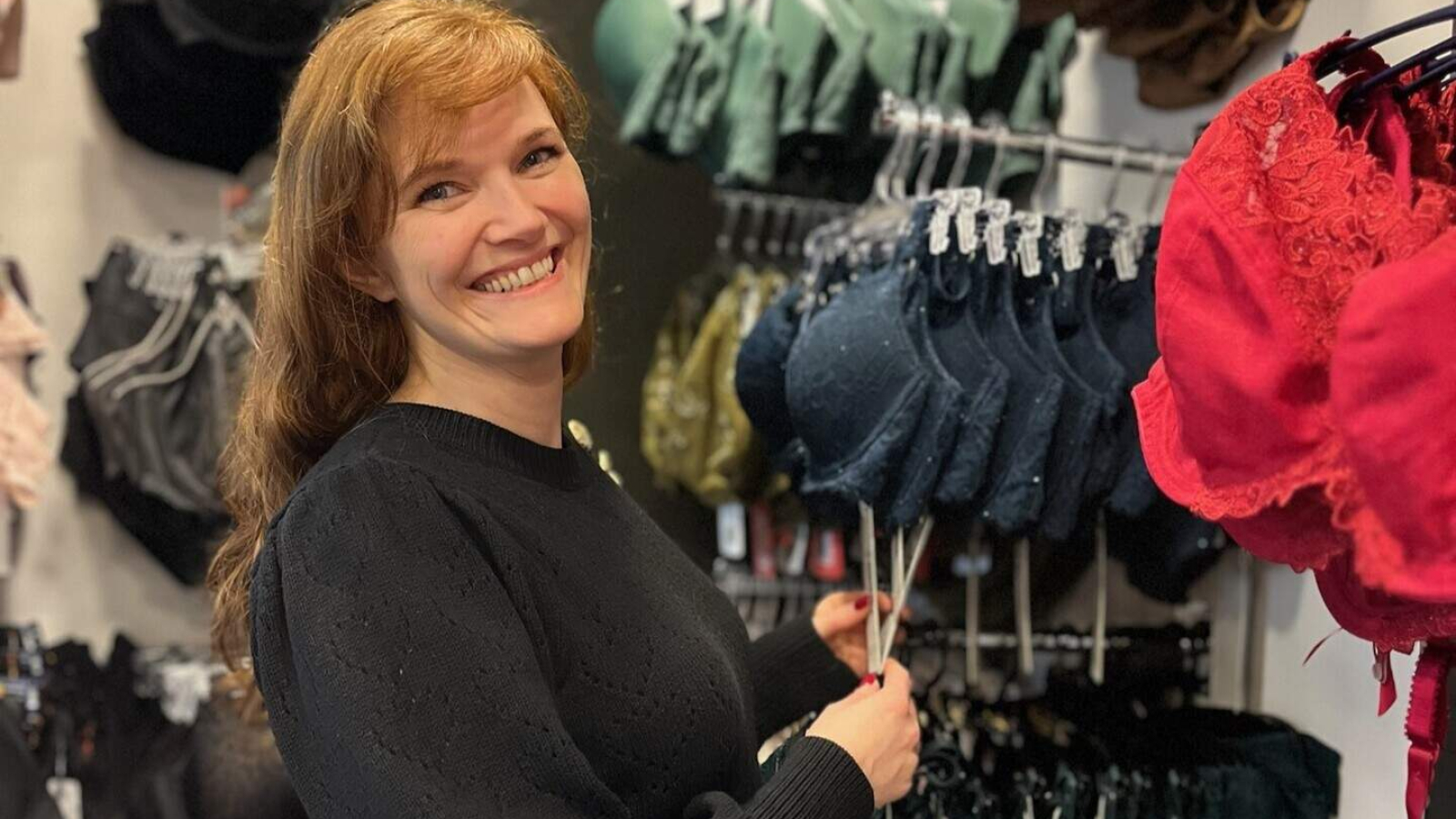 An Van Droogenbroeck helpt vrouwen met een grotere bh-maat aan de juiste pasvorm tijdens de Week van de Lingerieweek_