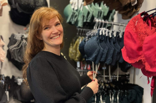 An Van Droogenbroeck helpt vrouwen met een grotere bh-maat aan de juiste pasvorm tijdens de Week van de Lingerieweek_
