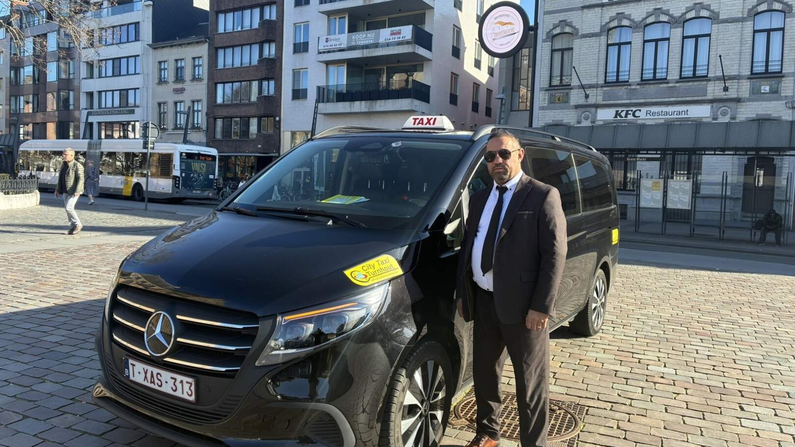 Taxibedrijf zet in op vervoer op lange afstand om te overleven: “Mijn boekhouder zegt dat failliet gaan geen optie is”