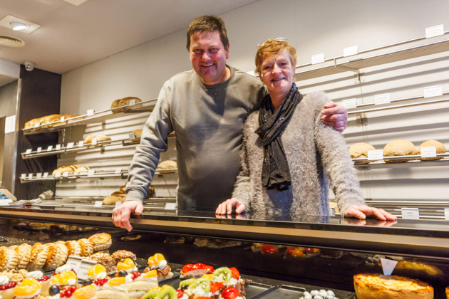 Bakker Xavier en winnares Veerle in de bakkerij
