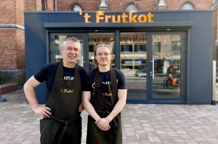 Christian Absillis en zoon Robbe bij frituur 't Frutkot in Putte-centrum