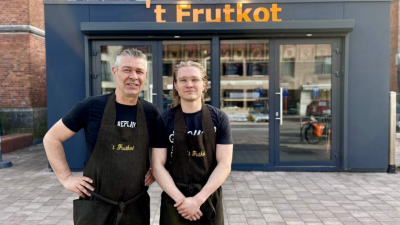 Christian Absillis en zoon Robbe bij frituur 't Frutkot in Putte-centrum