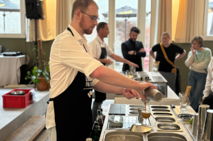 Cursisten volgen opleiding tot bartender om vacaturegat in horeca te vullen