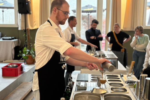 Cursisten volgen opleiding tot bartender om vacaturegat in horeca te vullen
