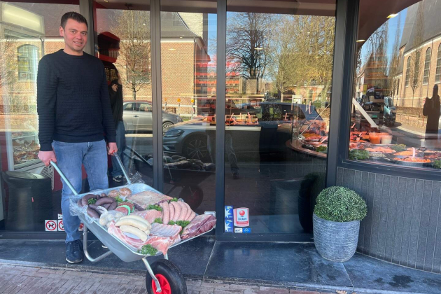 De kruiwagen krijgen de klanten er bovenop