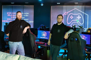 In CTRL HUB van Bern Batselier links en Jens Van Hiel kan je terecht voor digitaal en analoog gamen_