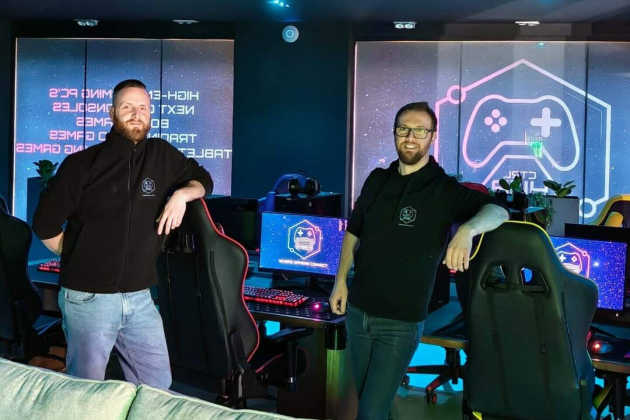 In CTRL HUB van Bern Batselier links en Jens Van Hiel kan je terecht voor digitaal en analoog gamen_