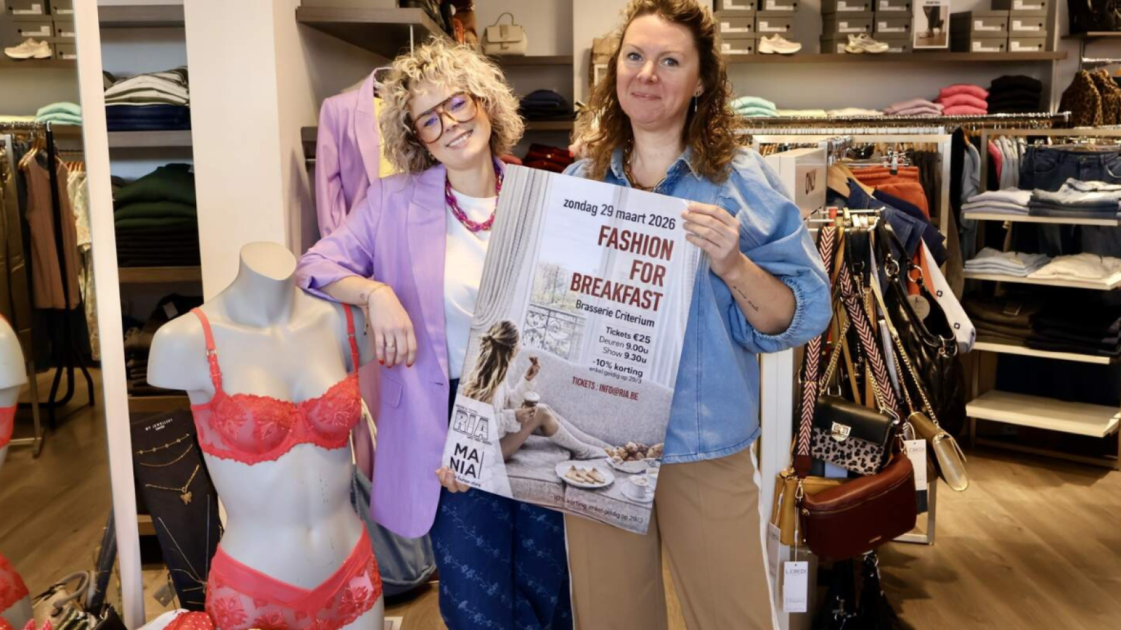 Jolien van Lingerie & Textiel Ria en Ann van kledingzaak Mania