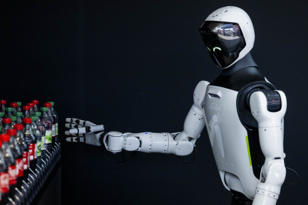 Linde MH stelt menselijke robot Carl voor op vakbeurs LogiMat