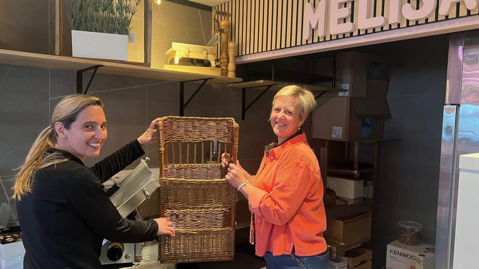 Melisa en Caroline leggen de laatste hand aan de inrichting van de winkel