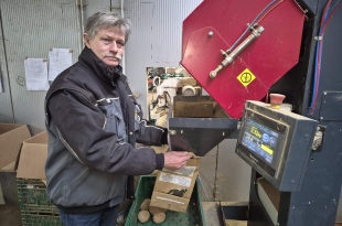 Op de bioboerderij van Guy foto en Damien Depraetere in Deftinge kampen ze door het goede weer met een overschot van dertig ton bioaardappelen_