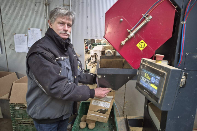 Op de bioboerderij van Guy foto en Damien Depraetere in Deftinge kampen ze door het goede weer met een overschot van dertig ton bioaardappelen_