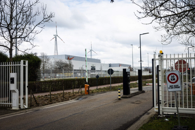 Aan de poorten van het distributiecentrum van Nike in Laakdal reageren medewerkers aangeslagen op de aangekondigde ontslagen.