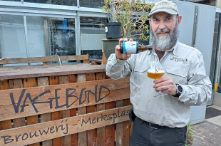 René Schoofs van brouwerij Vagebond schenkt een Blut uit_