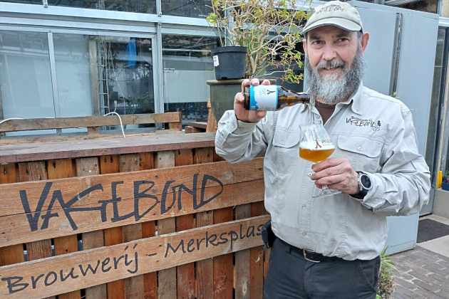 René Schoofs van brouwerij Vagebond schenkt een Blut uit_
