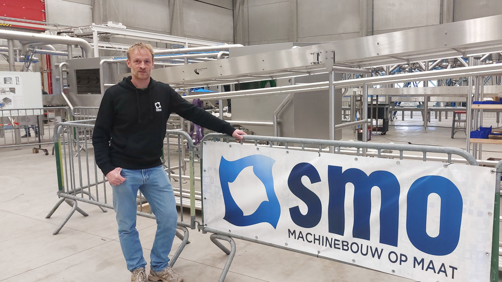 Sander Mollet voor een van zijn speciale machines, die tot 12.000 bereide maaltijden per uur kan maken. © cte